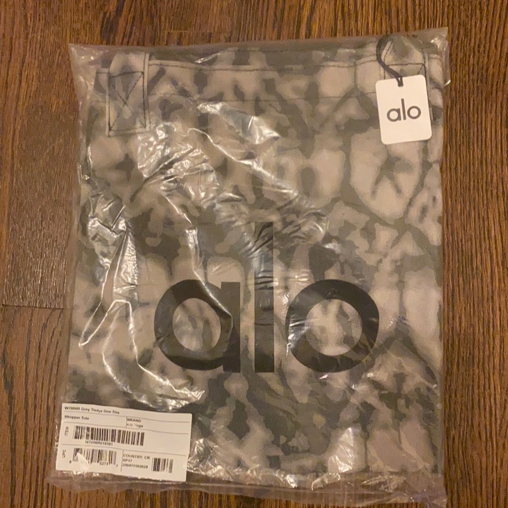 Alo Yoga shopper tote